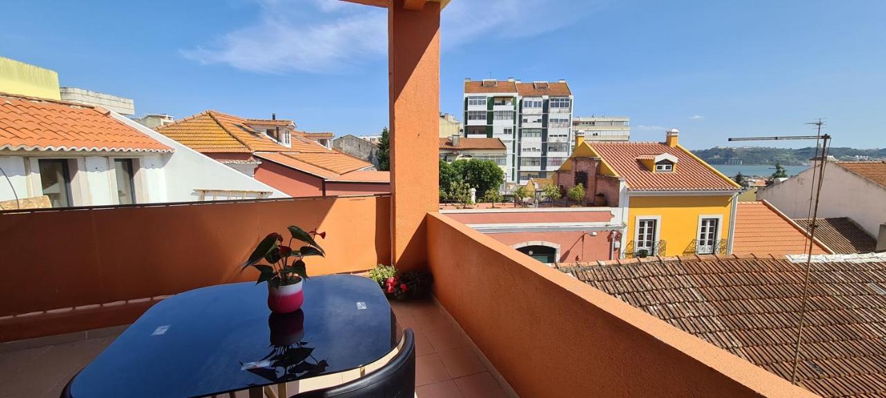 Relax In Lisbon For 4 People With Terrace And Parking Apartment Exterior photo